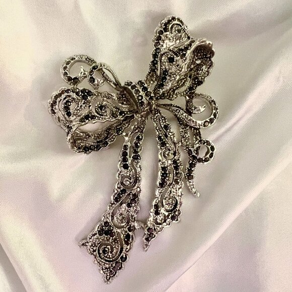 🧷Vintage XL Bow Brooch with Filigree SIlver-Tone Metal and Black CZs - Picture 1 of 4